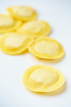 Încarcă imaginea în vizualizatorul Galerie, Ravioli Somon Salbatic si Ricotta | 500 gr. - Del Popolo